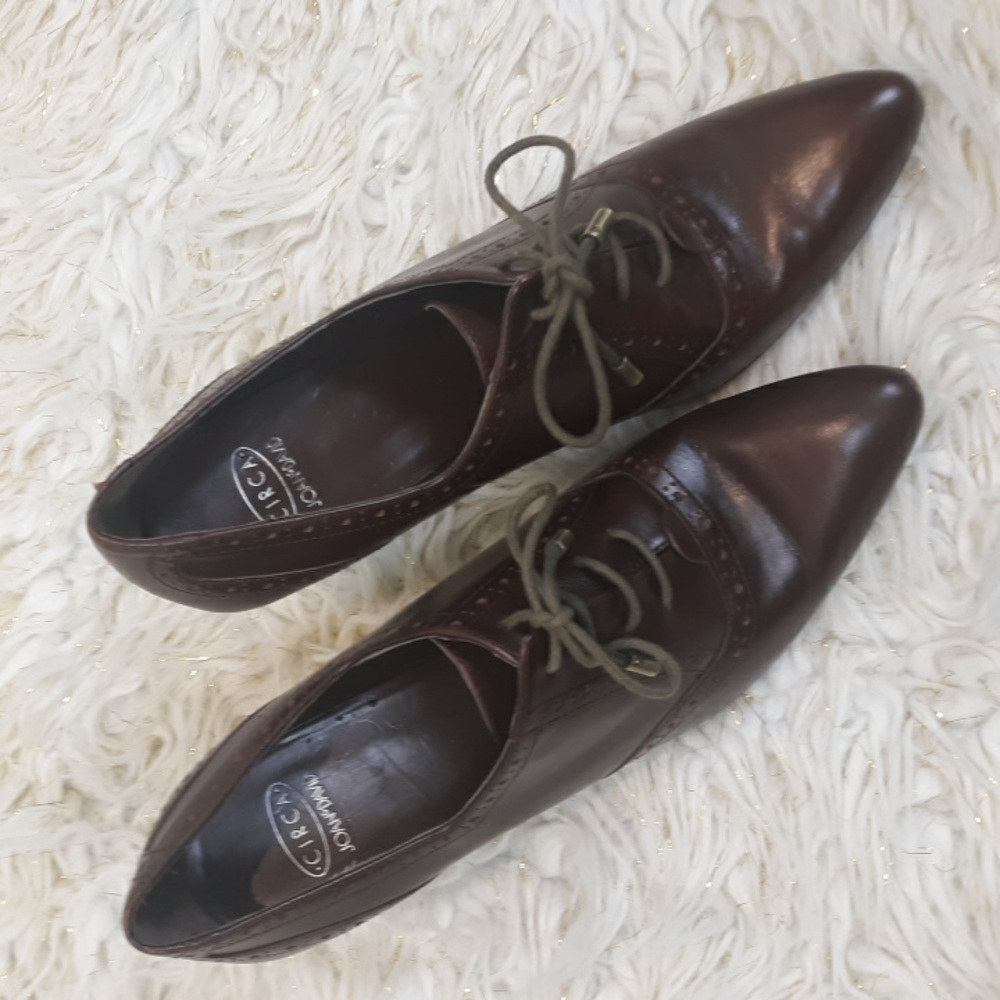 CIRCA Joan and David oxford heel